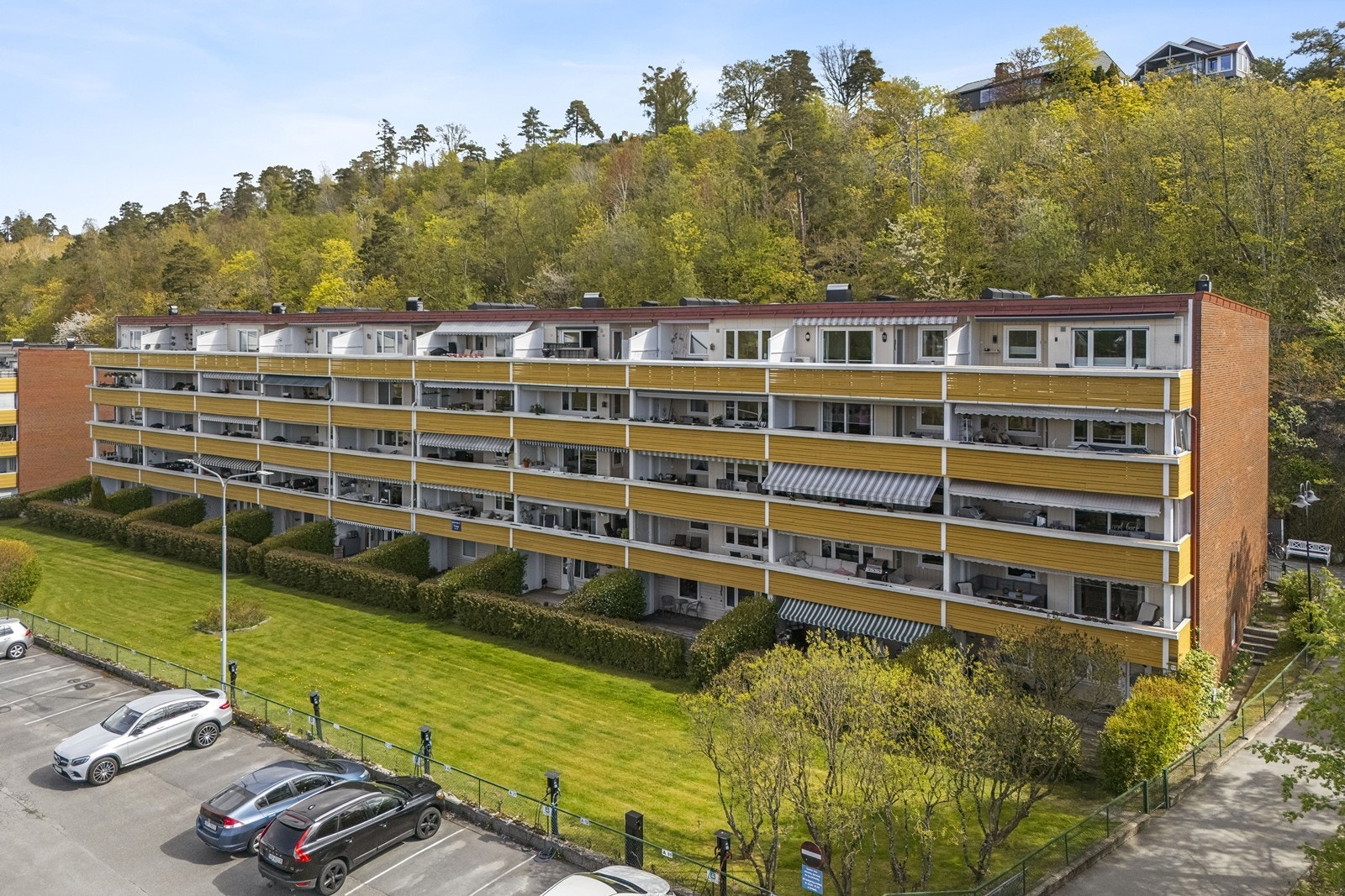 Leiligheten er beliggende i 1. etasje fra adkomstplan med enkel adkomst, men 2. etasje fra balkongside. Galleribilde