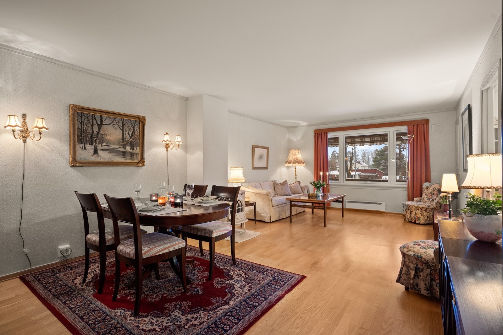 Stuen er leilighetens sentrale samlingspunkt, med god plass til både sofagruppe og spisebord. Galleribilde