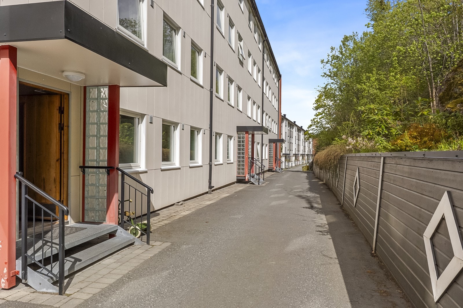Bygget har en velholdt adkomst med takoverbygg over inngangspartiet. Galleribilde