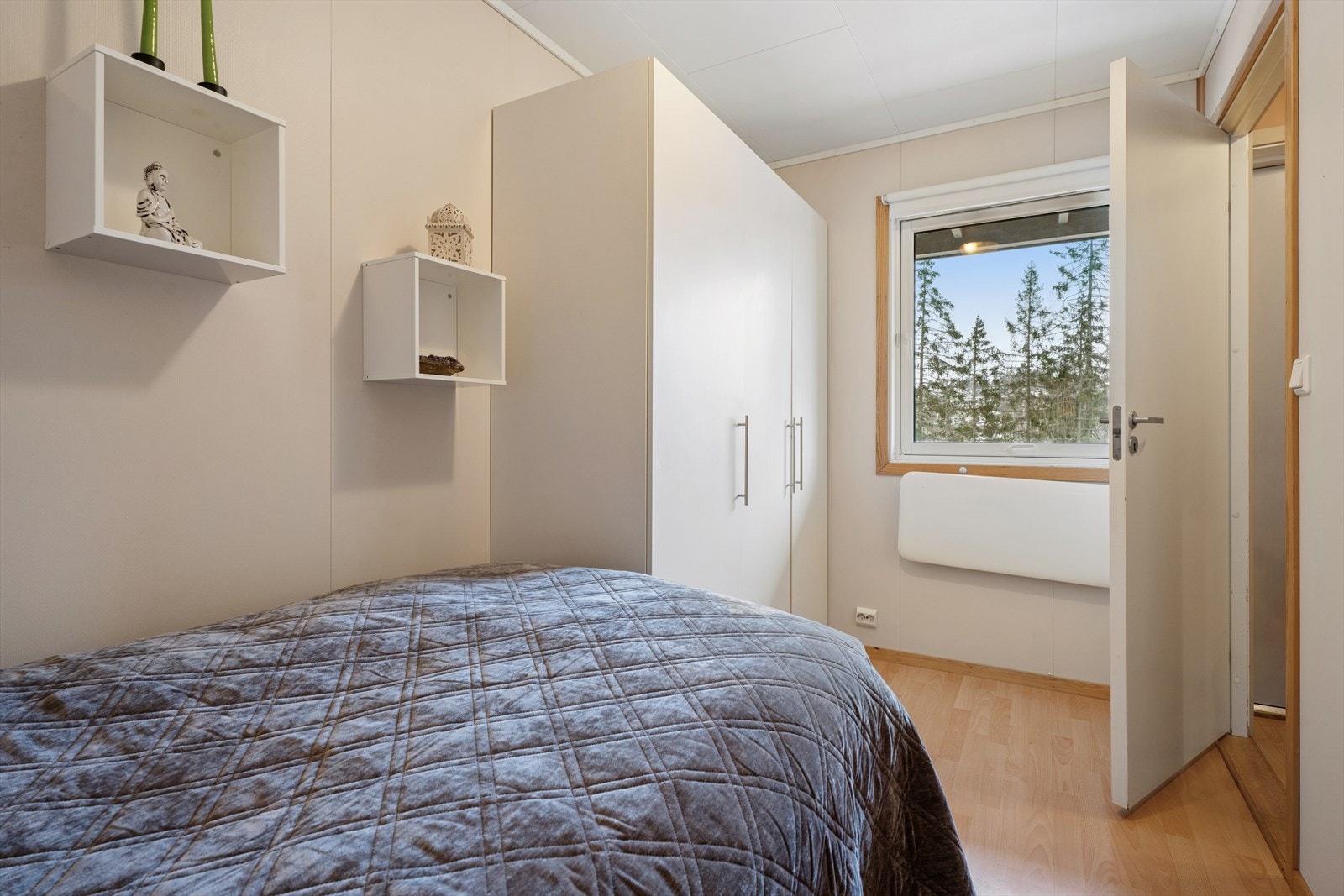 Soverommet har god plass til en dobbeltseng og nattbord. Skap med plass til ekstra oppbevaring. Galleribilde