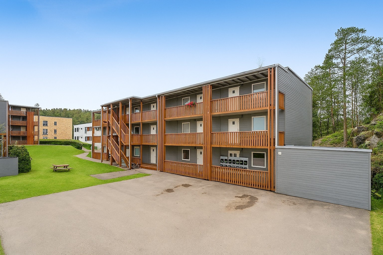 Det er tilhørende sportsbod på ca. 5 kvm i 1.etasje. Sameiet har flere oppmerkede parkeringsplasser utenfor bygget, hvor beboere kan parkere. (A1 generert bilde) Galleribilde