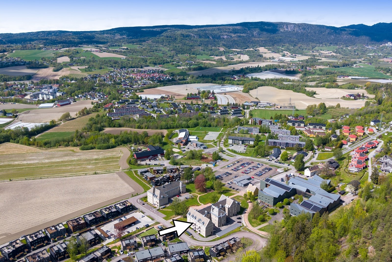Eiendommen ligger i et attraktivt og sentralt boligområde i Lier. Det er ca. 15 minutter fra både Drammen og Asker, med lett adkomst til E18 Galleribilde