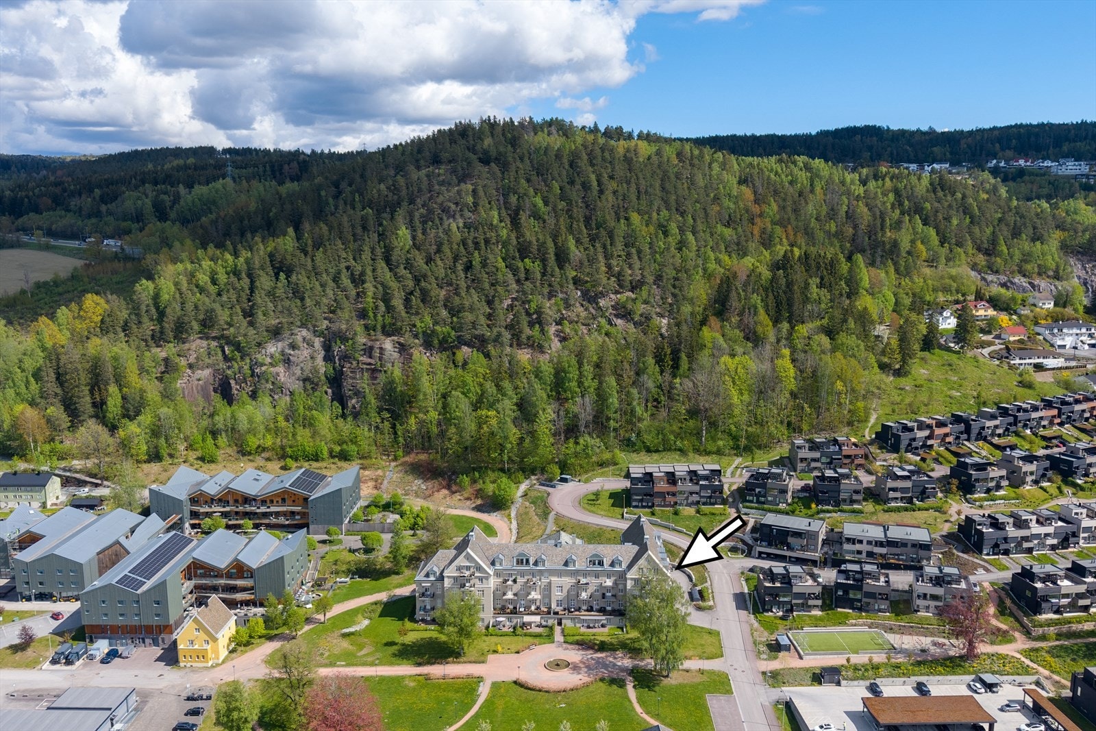 Lier Hageby Park er et fantastisk boligområdet der leiligheten er beliggende i en vakker og æreverdig gård i Jugendstil Galleribilde