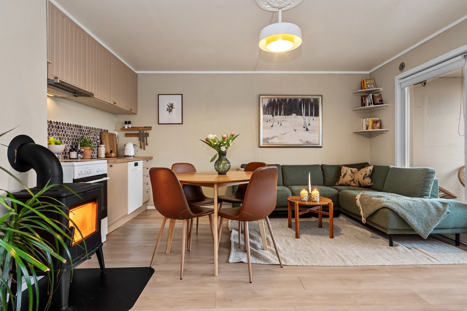 Stuen er malt i en lun og behagelig fargetone. Galleribilde
