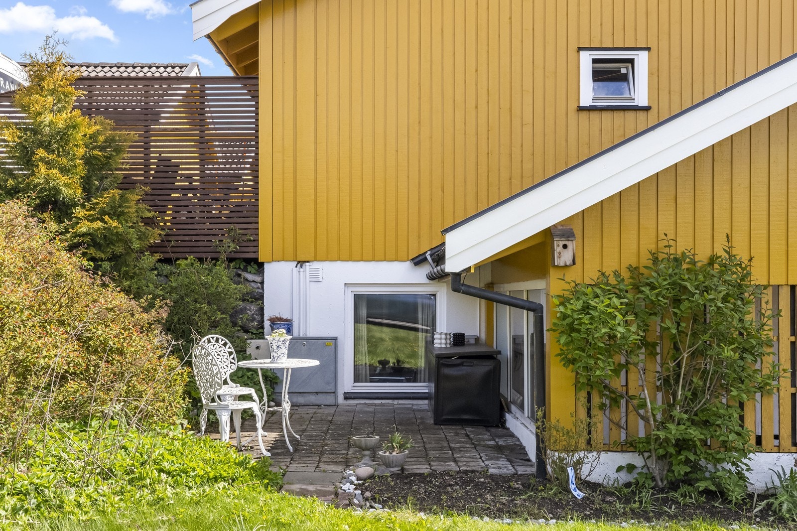 Bak carporten har man også en hyggelig skjermet uteplass. Galleribilde