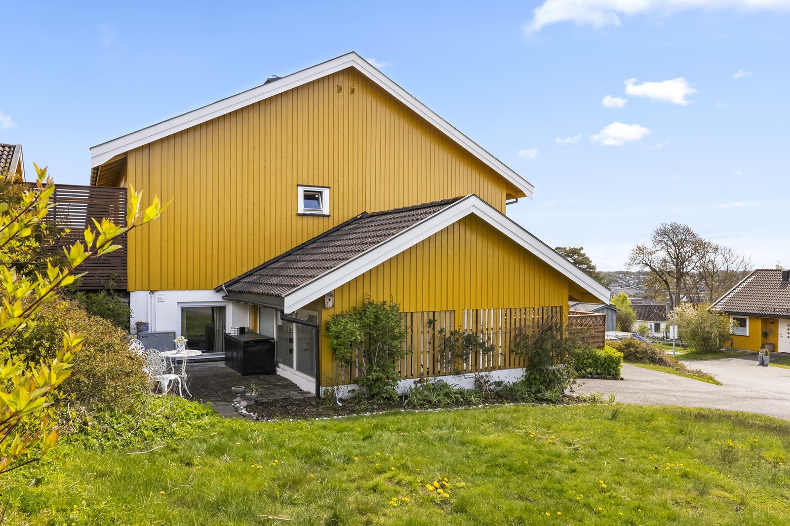 Boligen er beliggende på enden med tilstøtende plenareal/fellesareal. Galleribilde