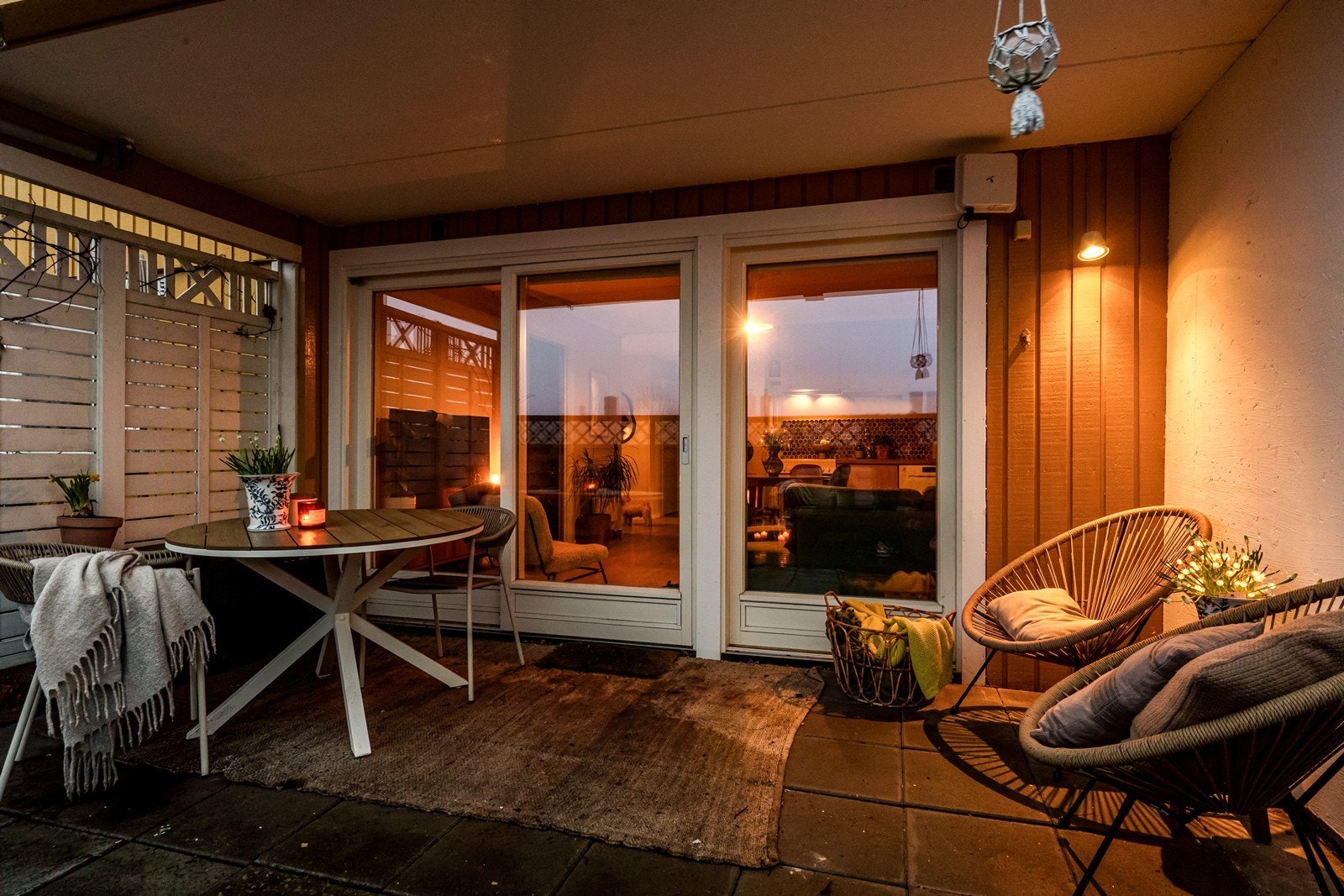 Kveldsstemning på terrassen! Leiligheten har en stor og usjenert terrasse på 38 m² med god plass til utemøbler. Galleribilde