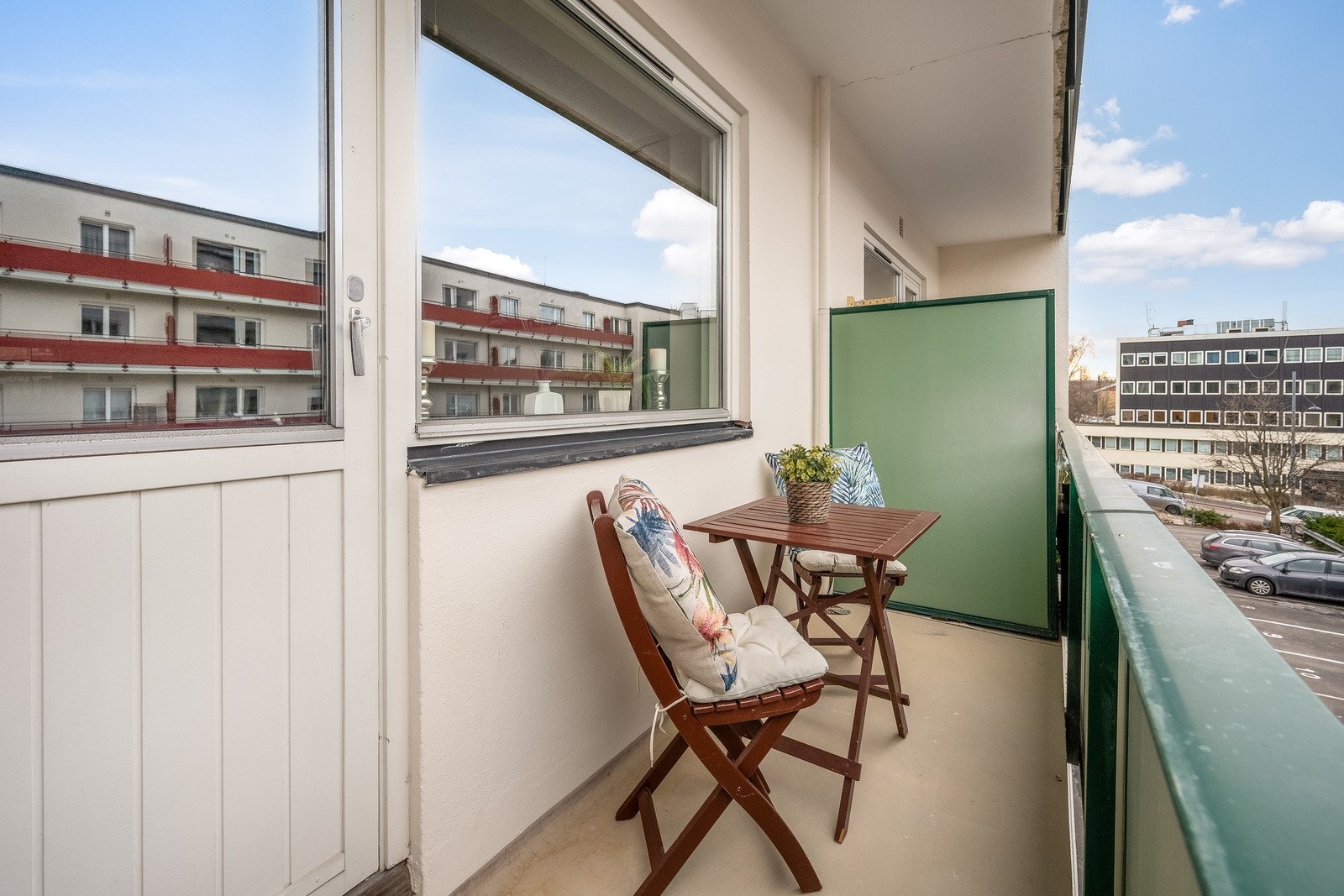 Trivelig balkong med plass til møblering, et fint uteområde med utsyn over nabolaget. Galleribilde