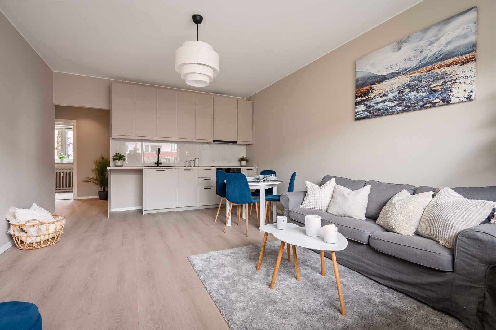 Kjøkkenet ble renovert i 2026 og fremstår moderne med slette fronter og en laminert benkeplate. Opplegg og plass for vaskemaskin i kjøkken. Galleribilde