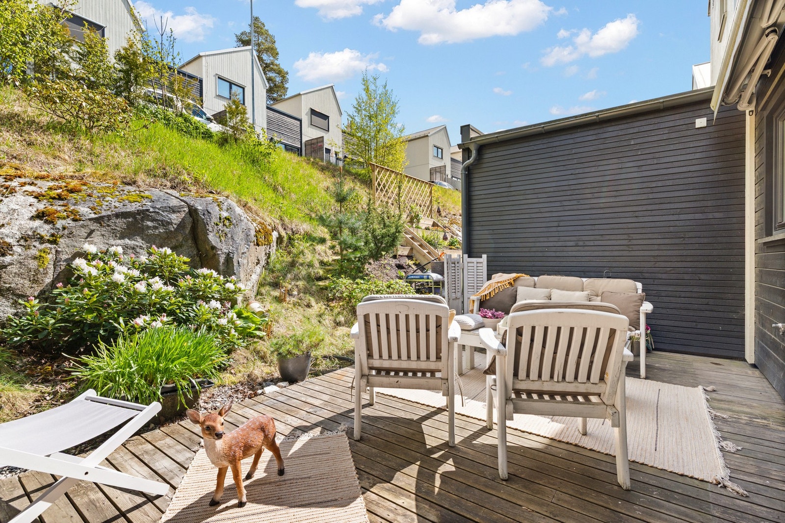 Østvendt terrasseplatting på ca. 17 m². Adkomst fra midtetasjen. Galleribilde