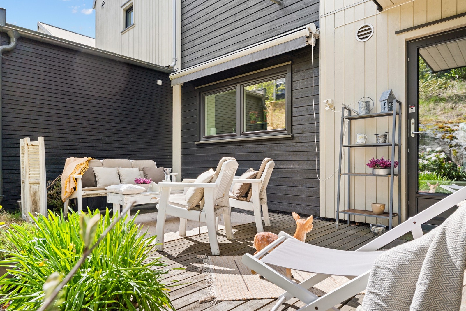 Østvendt terrasseplatting på ca. 17 m². Adkomst fra midtetasjen. Galleribilde