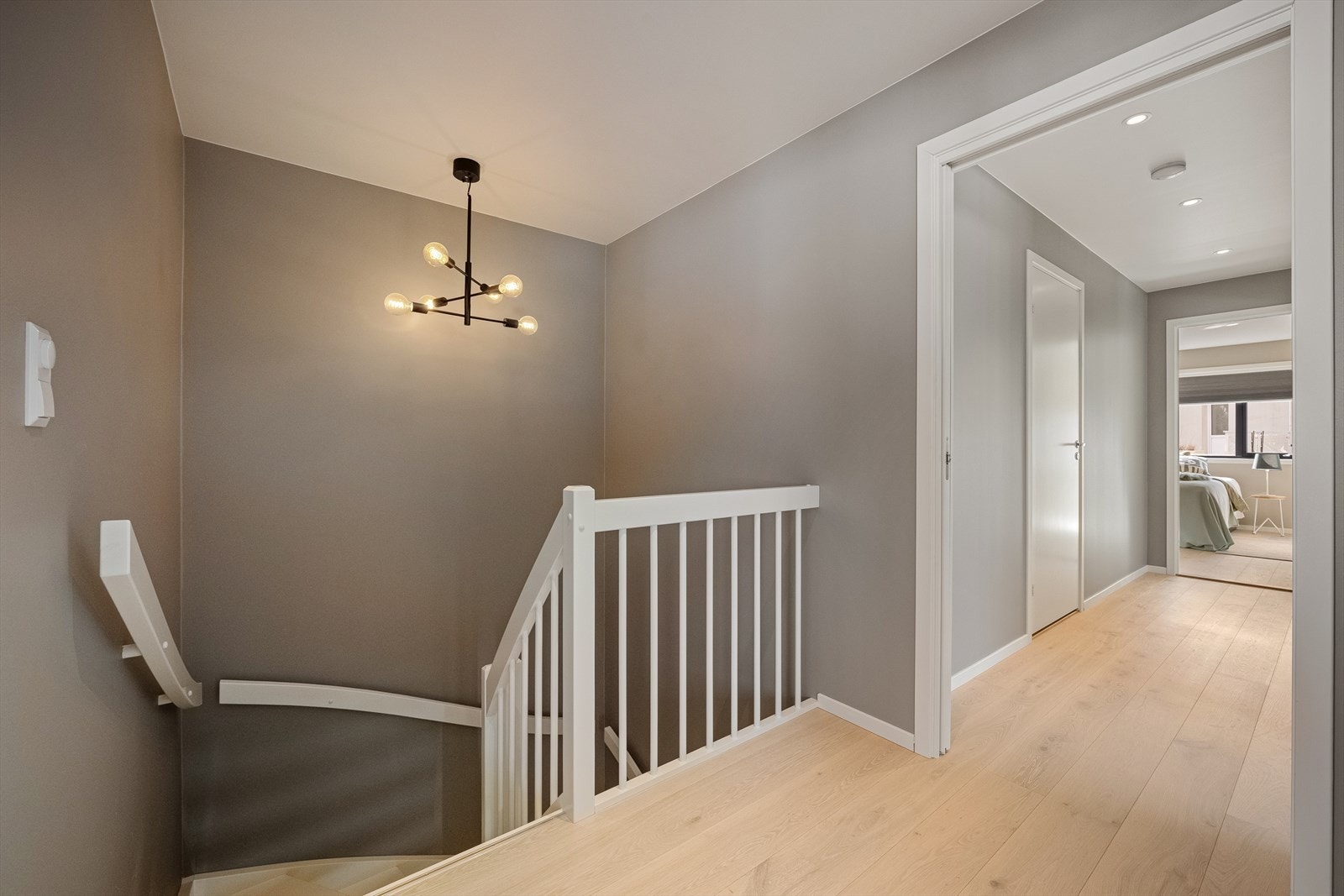 Går man opp den moderne trappen til 2. etasje, blir man møtt av en etasje hvor arkitekten neppe kunne tegnet en bedre og mer funksjonell løsning. Galleribilde