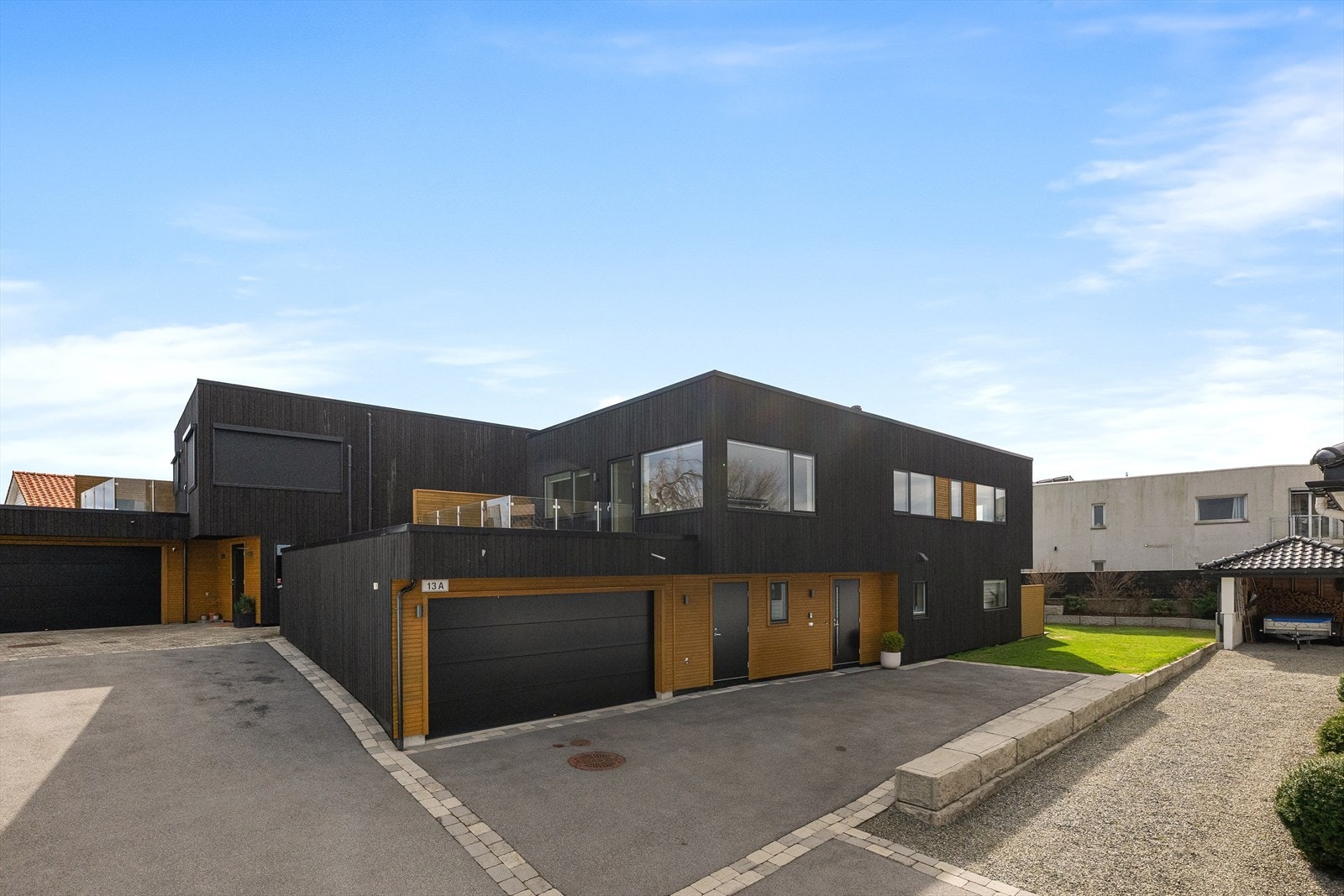 Nyere enebolig fra 2019 m/garasje/takterrasse - 2 plan - 4 soverom, 2 stuer, 2 bad - høy standard - meget barnevennlig Galleribilde