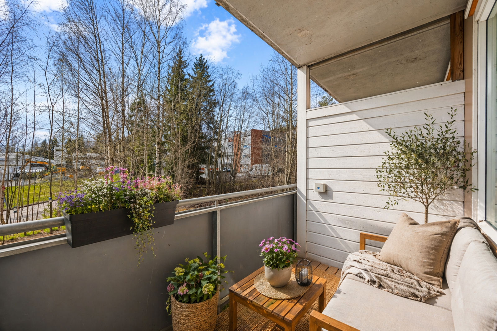Flott sørvestvendt balkong med gode solforhold. (Bildet er KI-redigert). Galleribilde