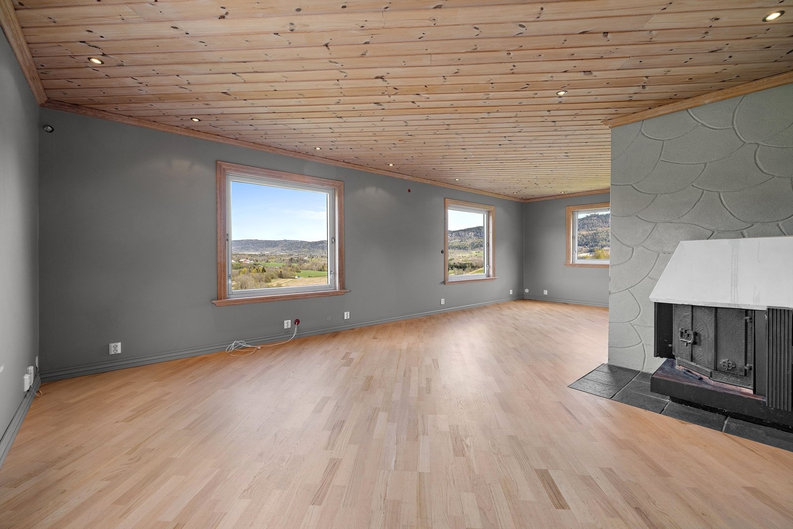 Rommet har malte vegger, lyst gulv og downlightsbelysning. Galleribilde