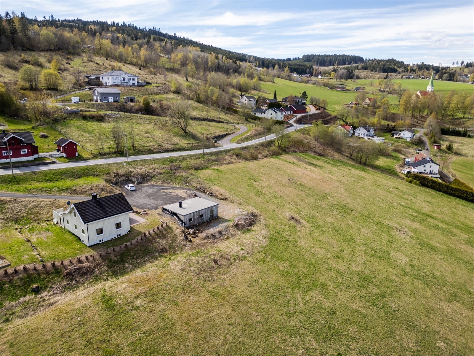 Nærmeste bussholdeplass ligger langs Vestsideveien i kort gangavstand fra eiendommen. Galleribilde