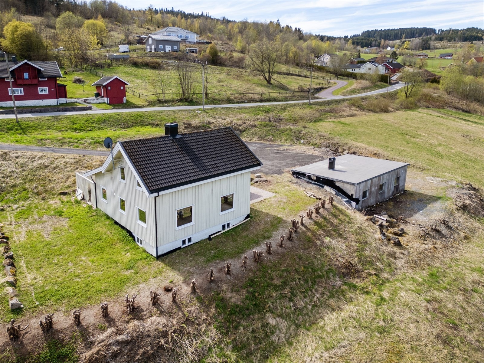 Nederst på tomten er det stor garasje/verkstedbygning med flere bruksmuligheter. Galleribilde
