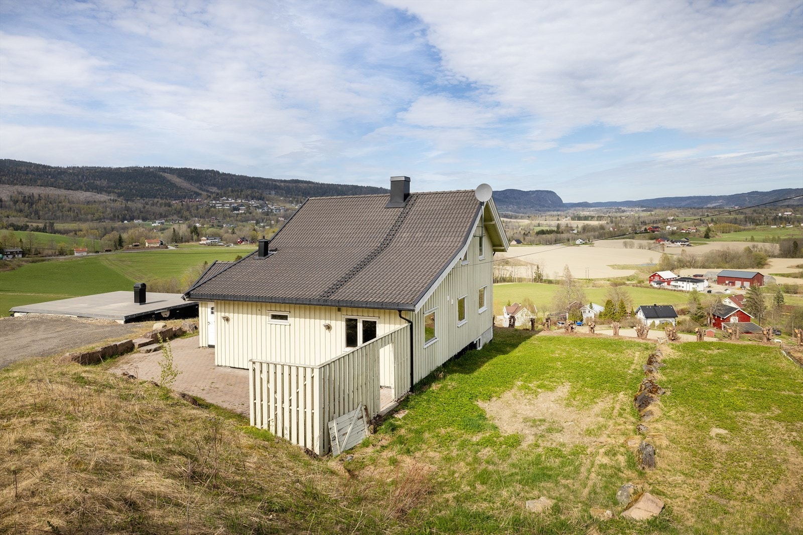 Eiendommen har en fin hage omkring boligen. Galleribilde