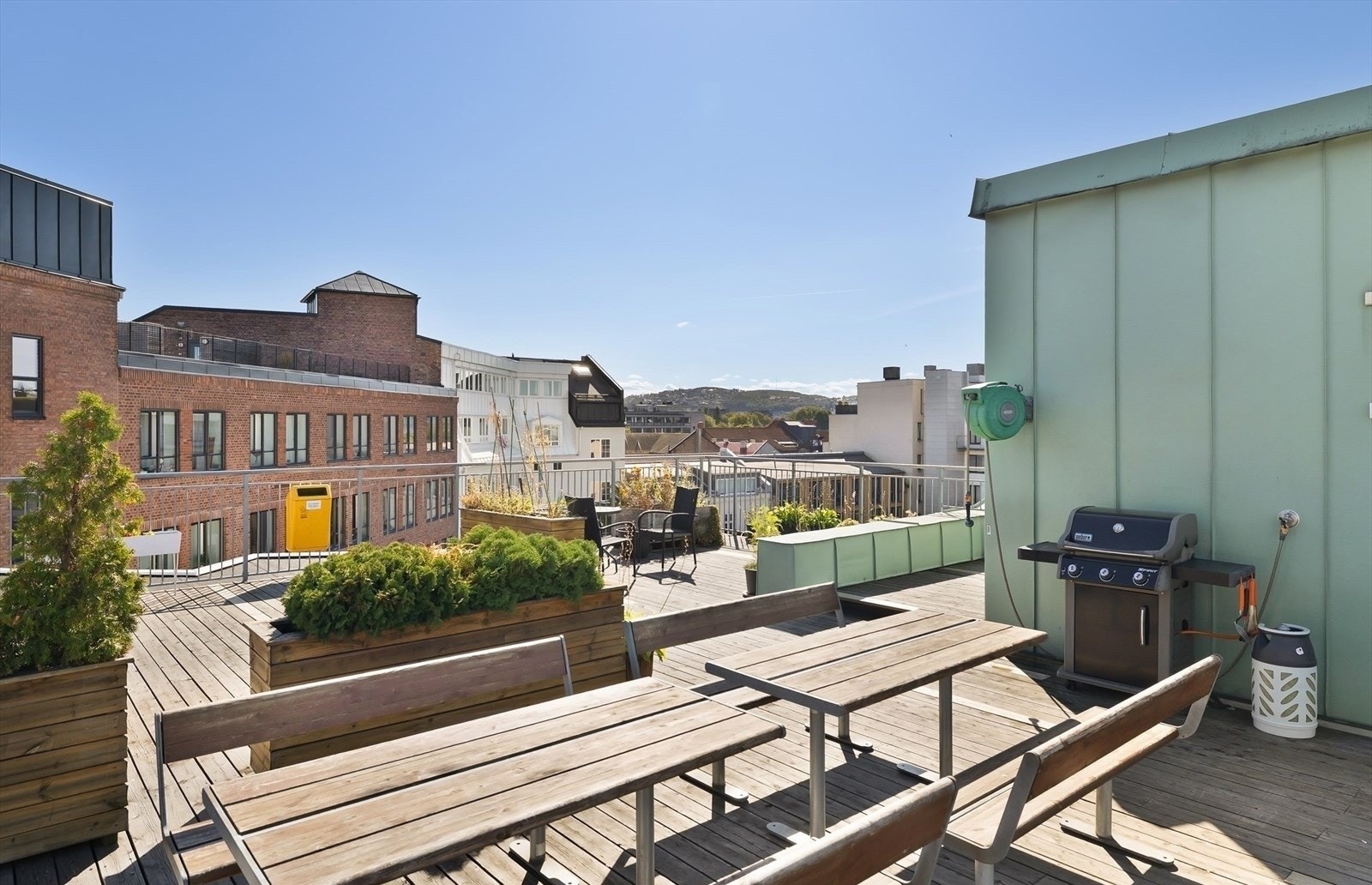 Tilgang til felles takterrasse med sittegrupper og grill Galleribilde