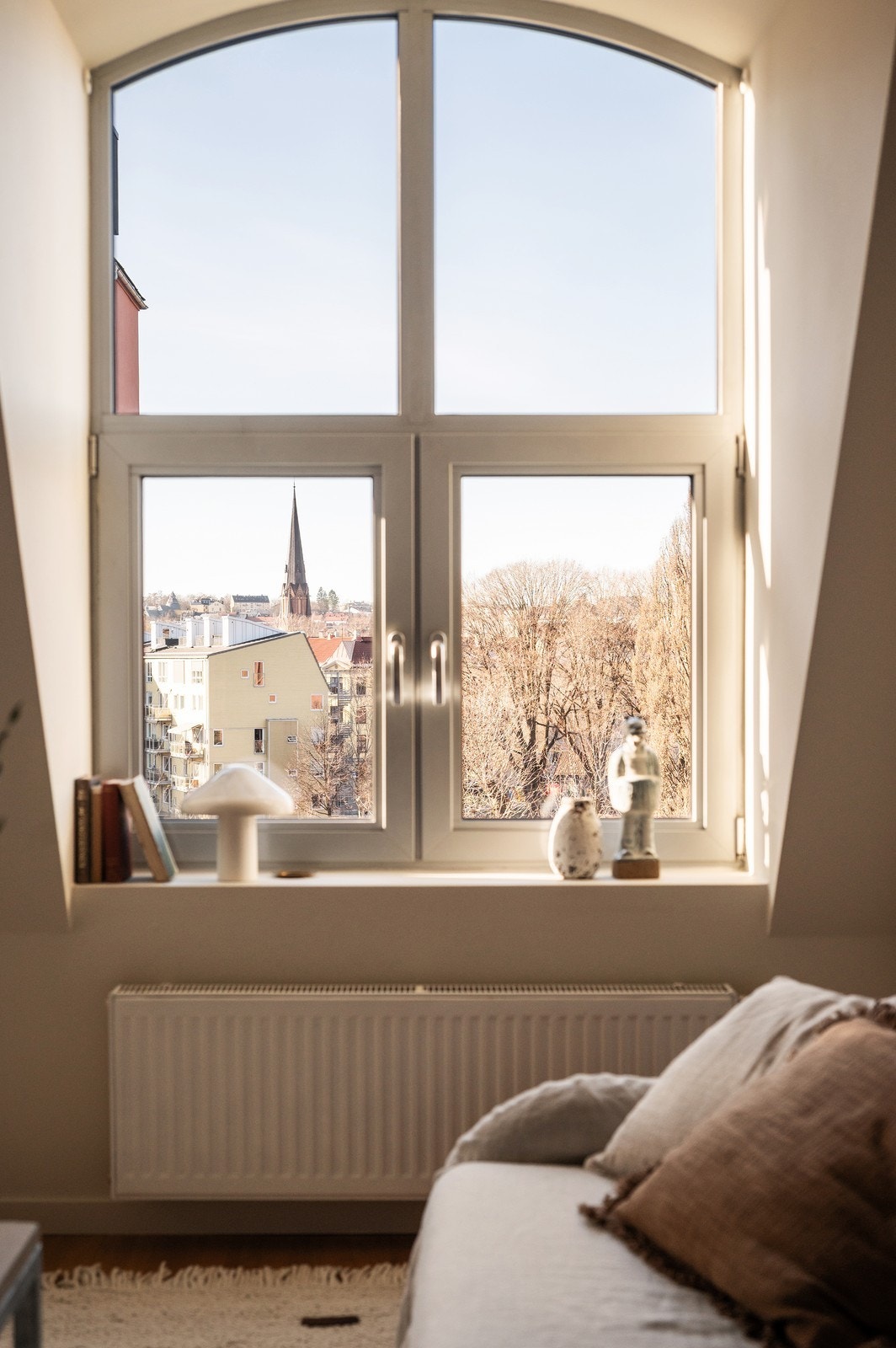 Store vindusflater som gir gode lysforhold Galleribilde