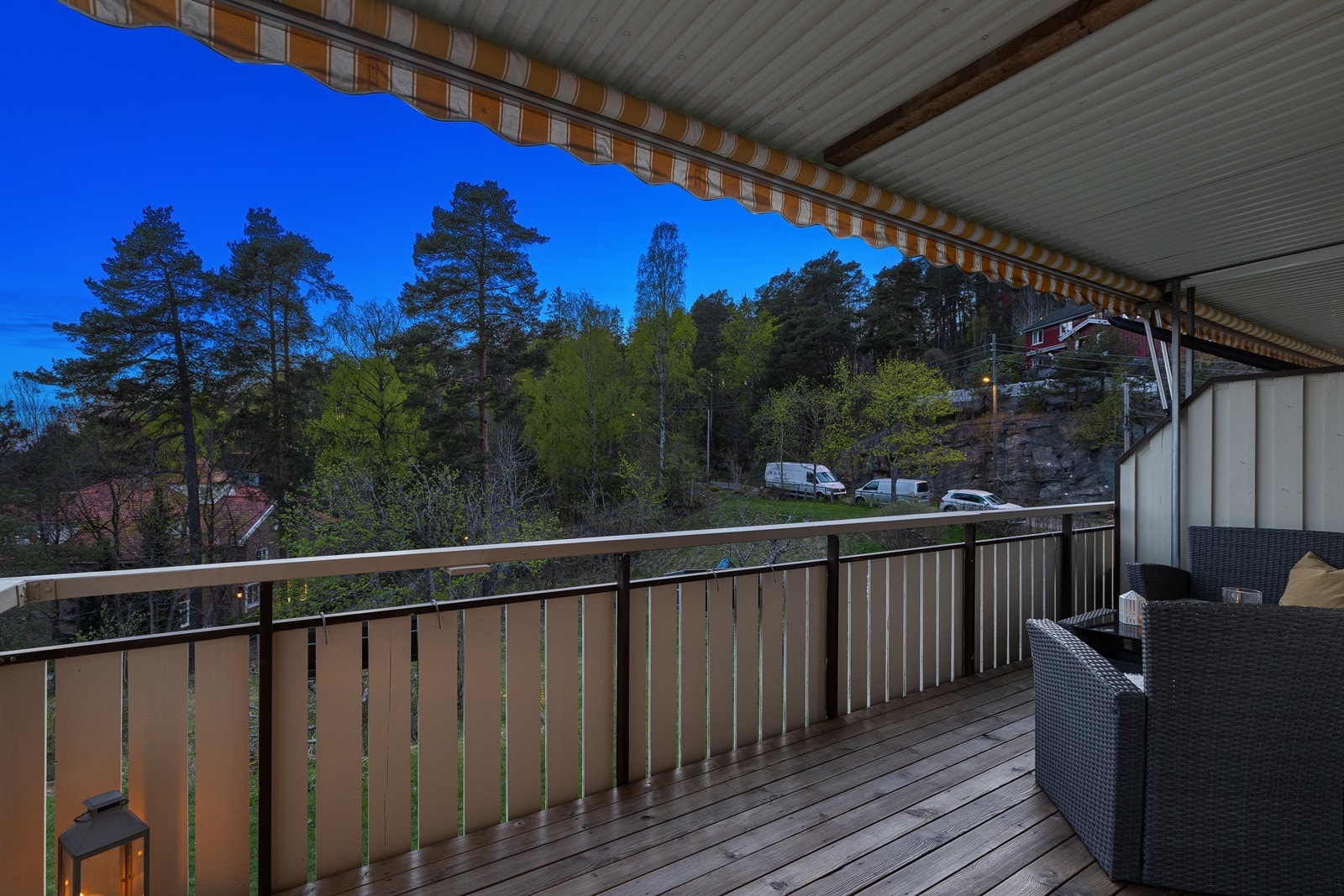 Utsikten fra balkongen gir en sjelden rolig følelse, til tross for den sentrale beliggenheten på Nordstrand. Her får man grønne omgivelser, luft og privatliv i en fin kombinasjon. Galleribilde