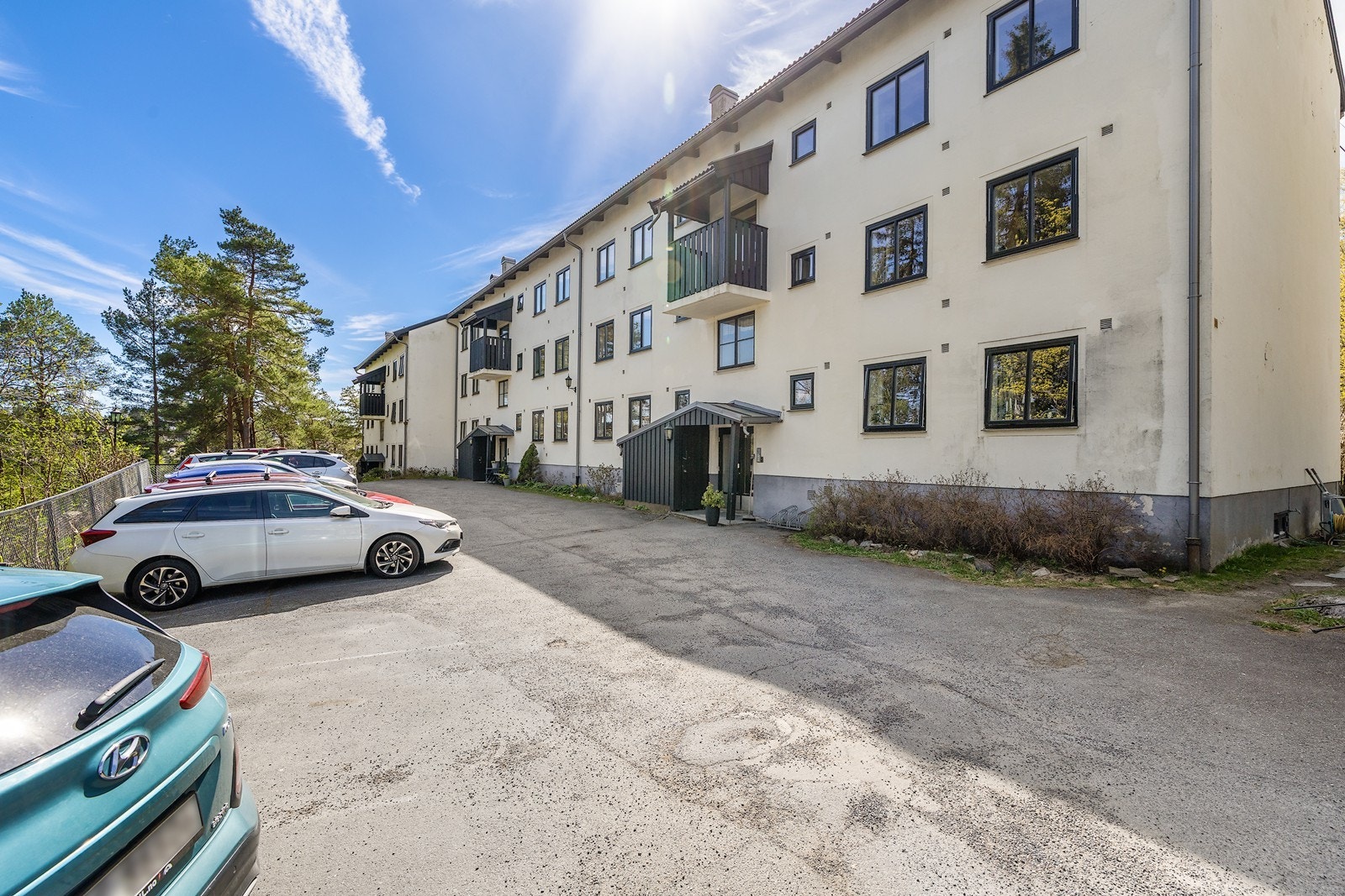 Ute på eiendommen er det opparbeidede adkomst og parkeringsarealer som gjør hverdagen praktisk. Bebyggelsen ligger i rolige omgivelser med et grønt og etablert preg rundt seg. Galleribilde