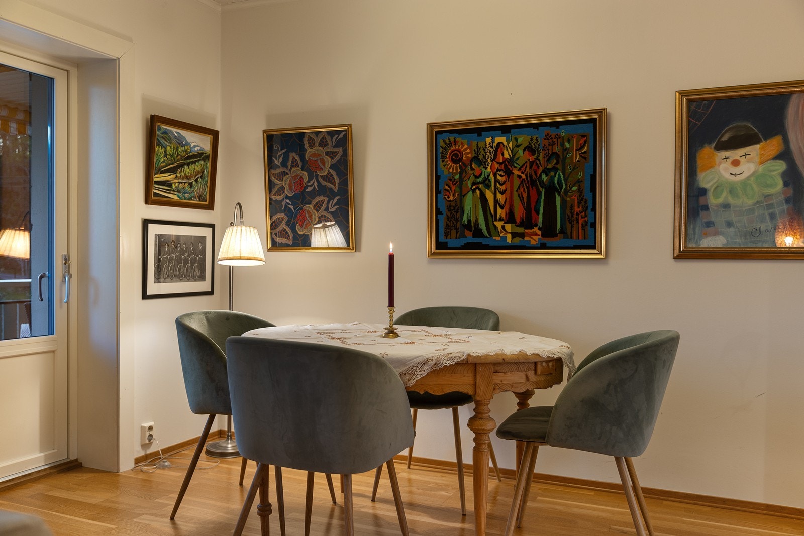Denne sonen binder stue og kjøkken sammen på en praktisk måte. Plasseringen gjør det enkelt å dekke opp til både hverdagsmiddager og hyggelige helgekvelder. Galleribilde