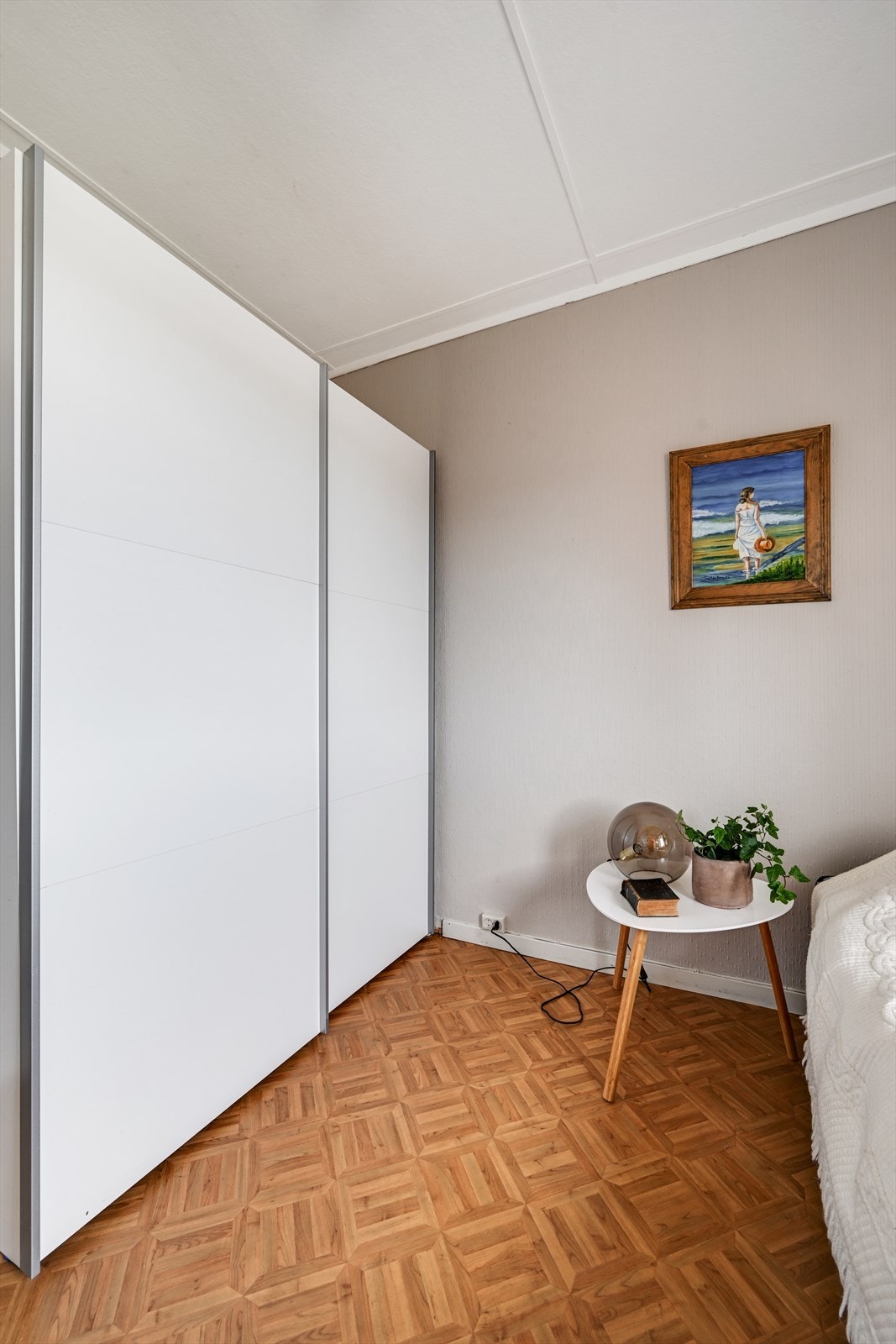 Flere av soverommene har plassbygde eller frittstående garderobeskap. Galleribilde