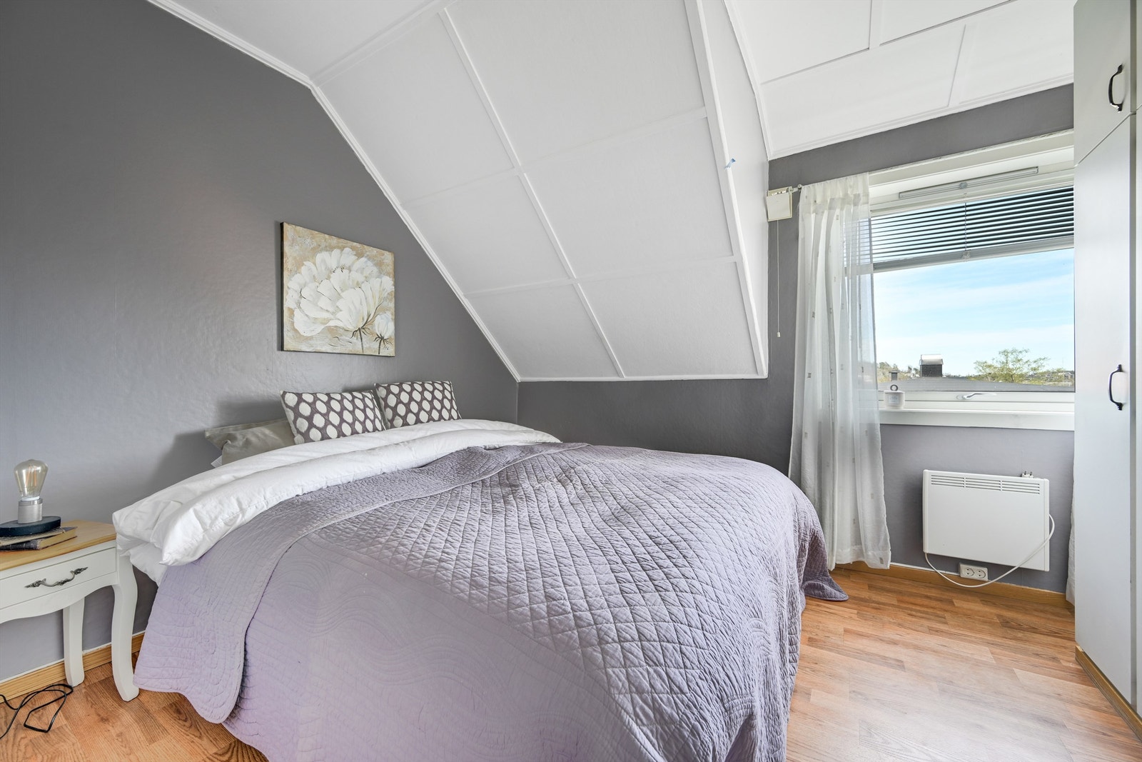 Hovedsoverommet har god plass til dobbeltseng og garderobeløsning. Galleribilde