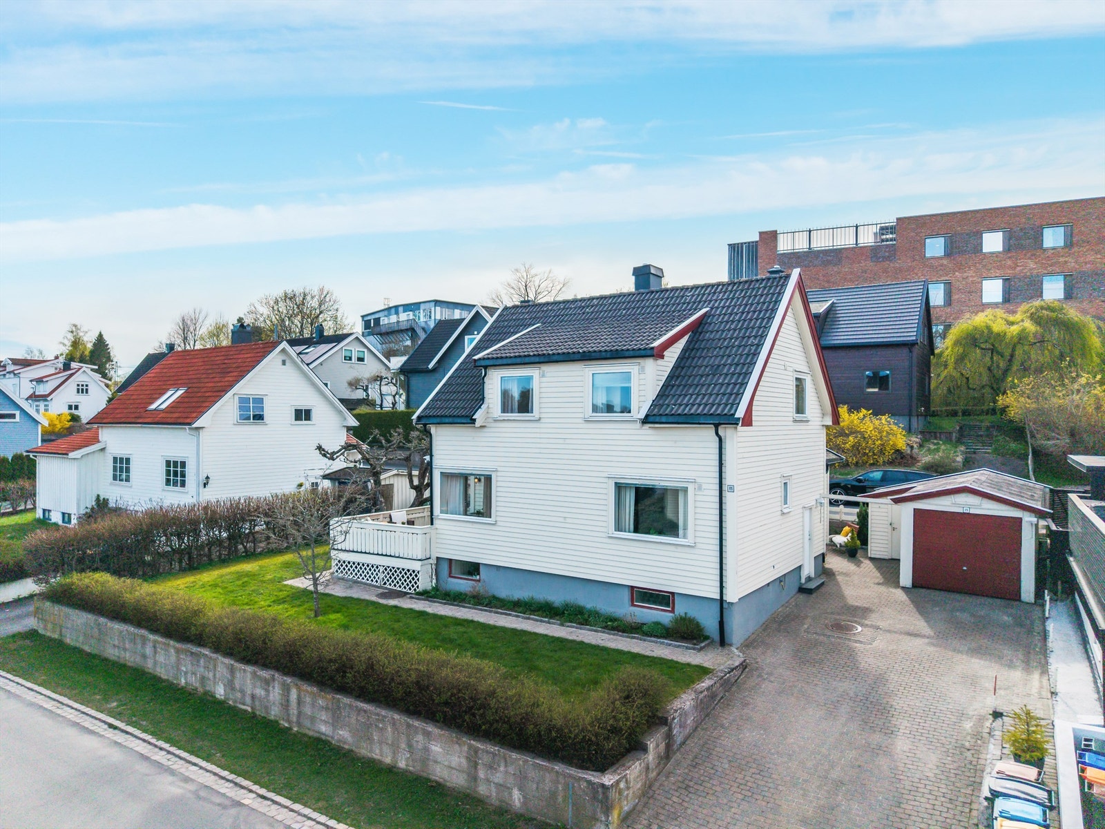 Enebolig fra 1936 har en frittliggende garasje og parkering på egen gårdsplass. Galleribilde