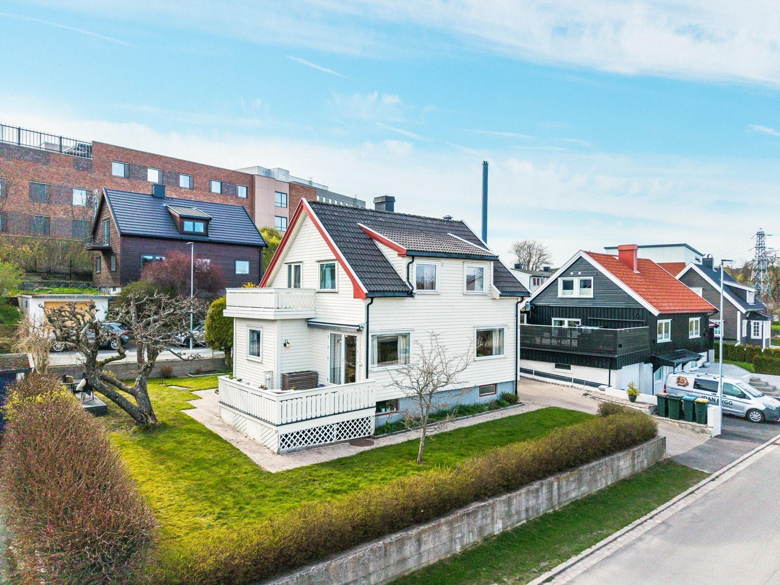 Velkommen til denne hyggelige eneboligen over 2 plan og kjeller! Foto: Fotofinish v/Kristian Bollæren Galleribilde