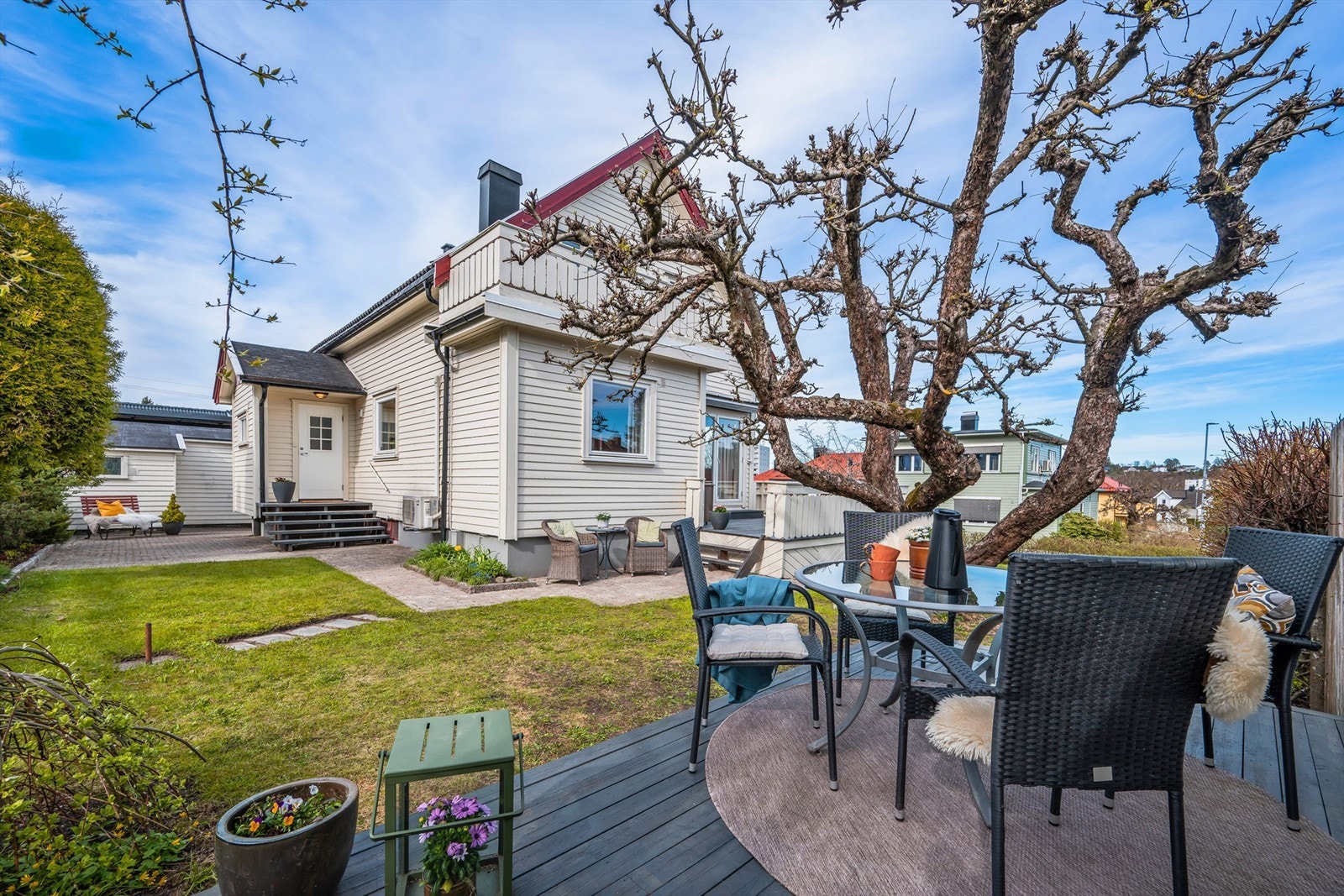 Eiendommen har en skjermet og koselig hage med en sydvendt terrasse i trykkimpregnert tre. Galleribilde
