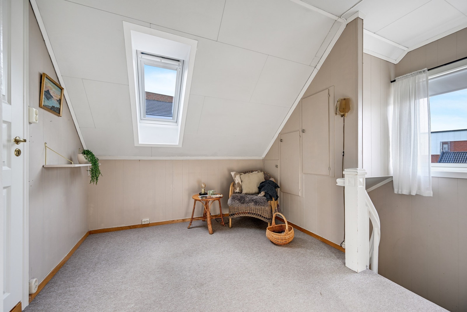Loftsstue ved trappeoppgangen. Sikringsskapet er plassert her. Galleribilde