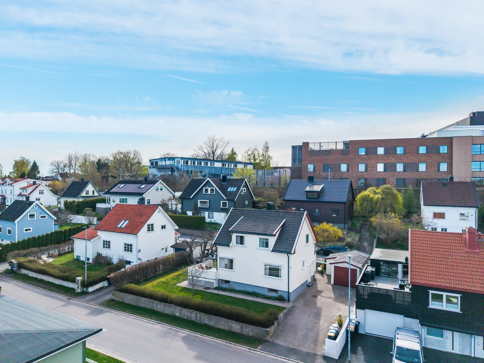 Eiendommen sett fra luften, med oversikt over hage og gårdsplass. Galleribilde