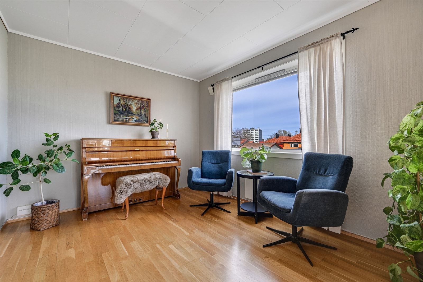 Lyst og trivelig med store vindusflater. Galleribilde