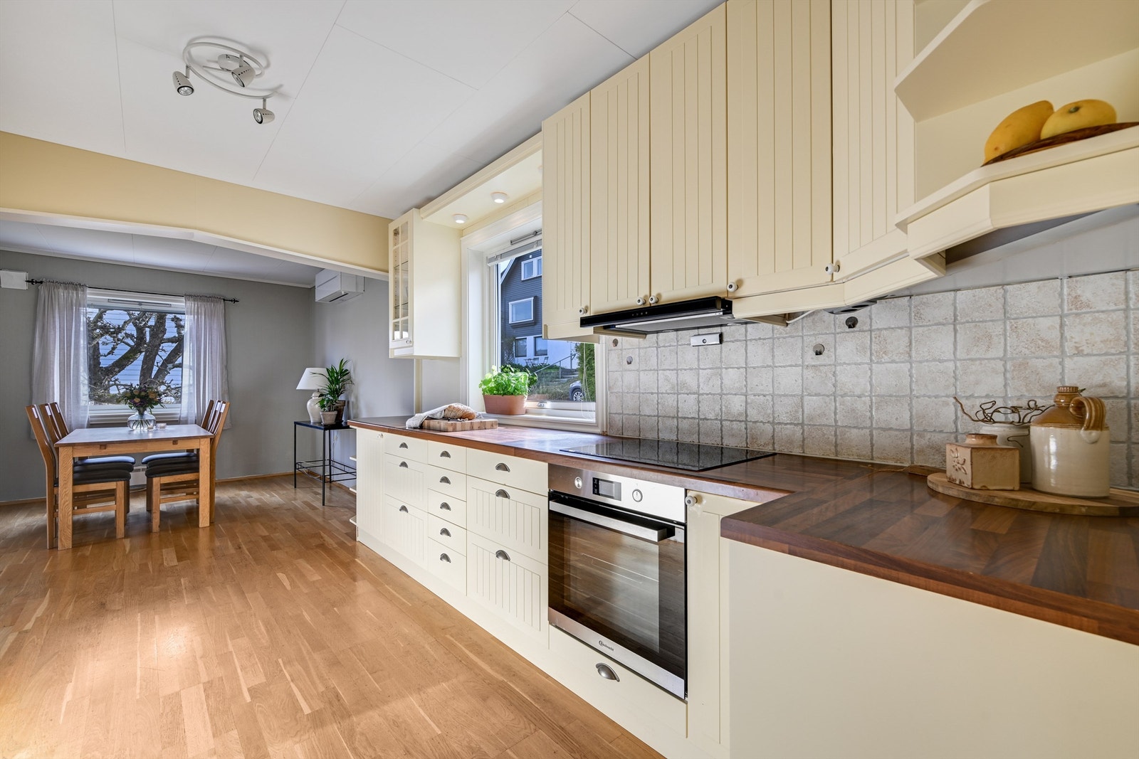 Kjøkkenet er utstyrt med integrert stekeovn, keramisk platetopp og ventilator med avtrekk ut. Galleribilde