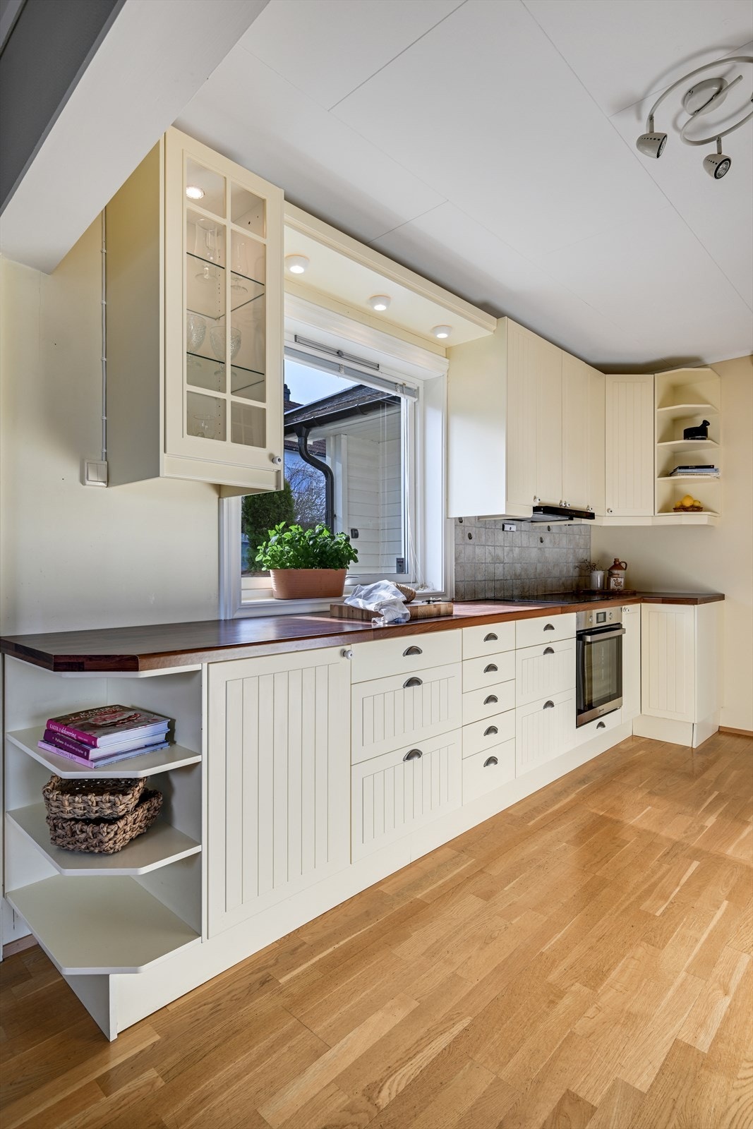 Innredningen byr på godt med skap- og benkeplass, samt åpne hyller for ekstra oppbevaring. Galleribilde