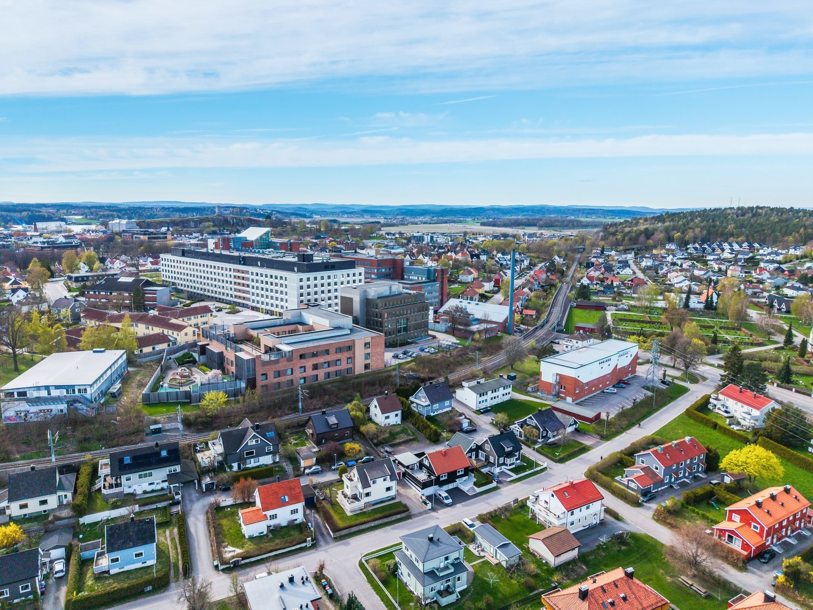 Tønsberg stasjon ligger ca. 13 minutter unna til fots, med togforbindelse mot Oslo og Sandefjord. Galleribilde