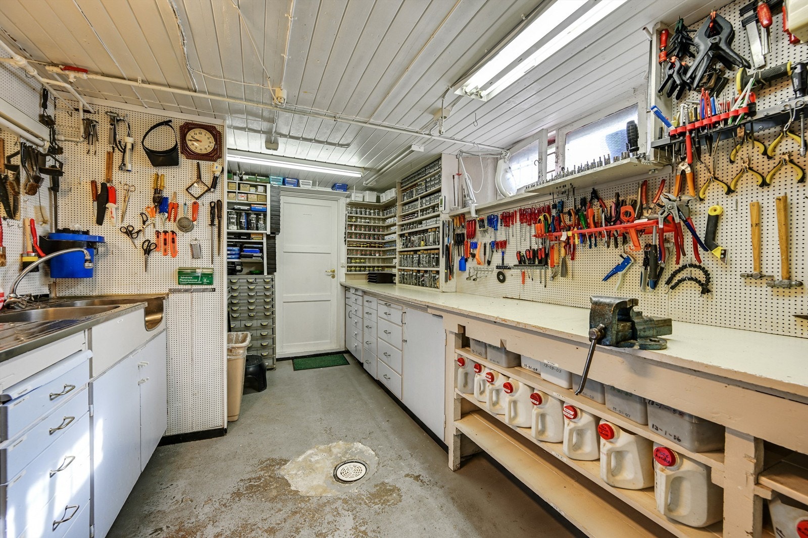 Stort og praktisk arbeidsrom i kjelleren, ideelt som verksted eller hobbyrom. Galleribilde