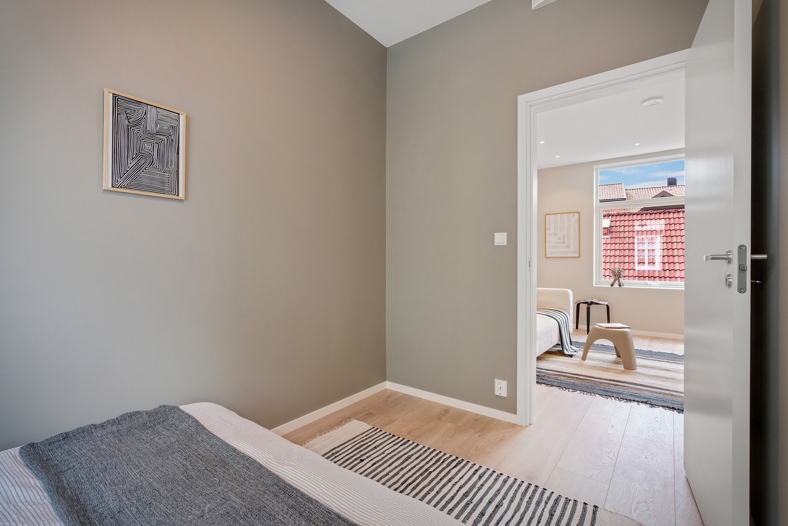 Plass til dobbeltseng og garderobe Galleribilde