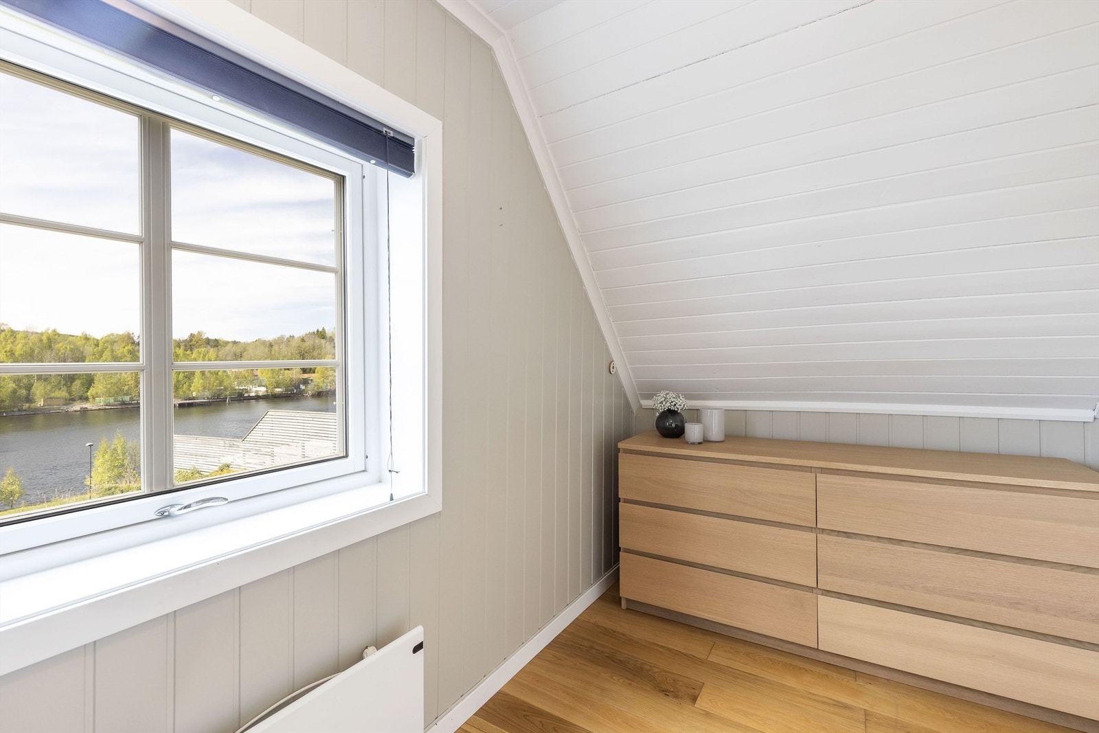 Soverommet har fint utsikt mot vannet. Galleribilde