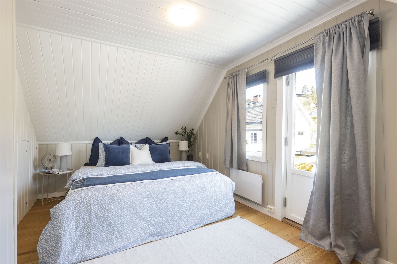 Soverom nr 1 har adgang til balkong. Galleribilde