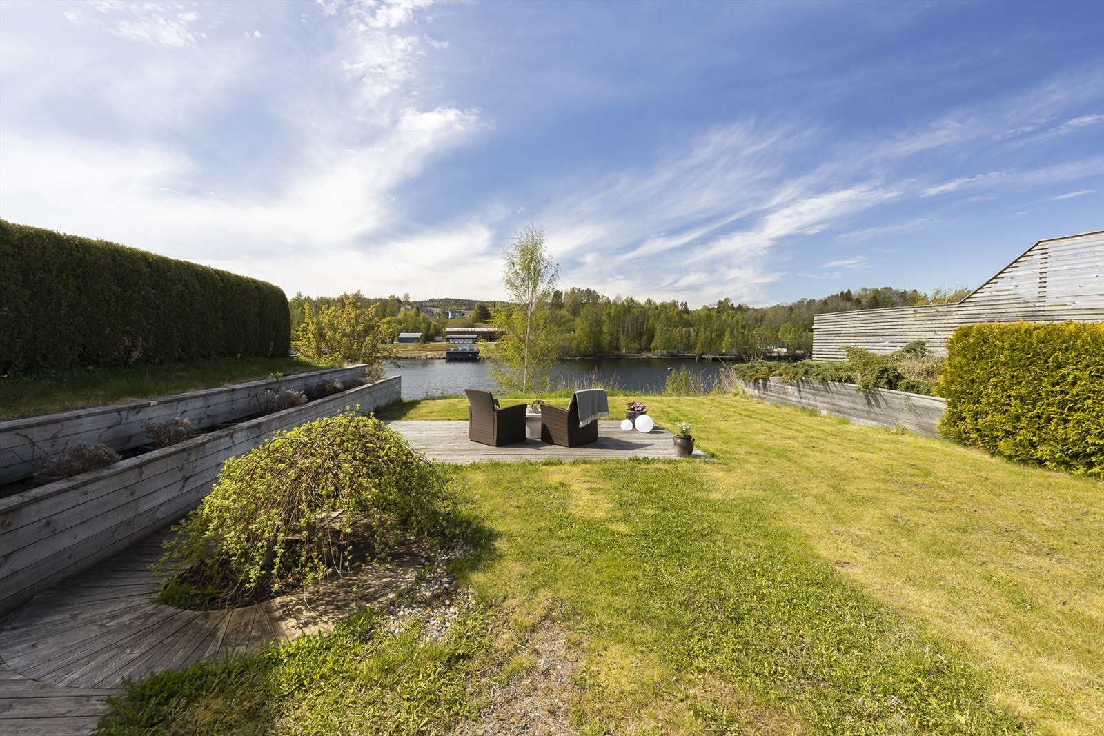 Boligen har plass til flere sittegrupper i hagen. Galleribilde
