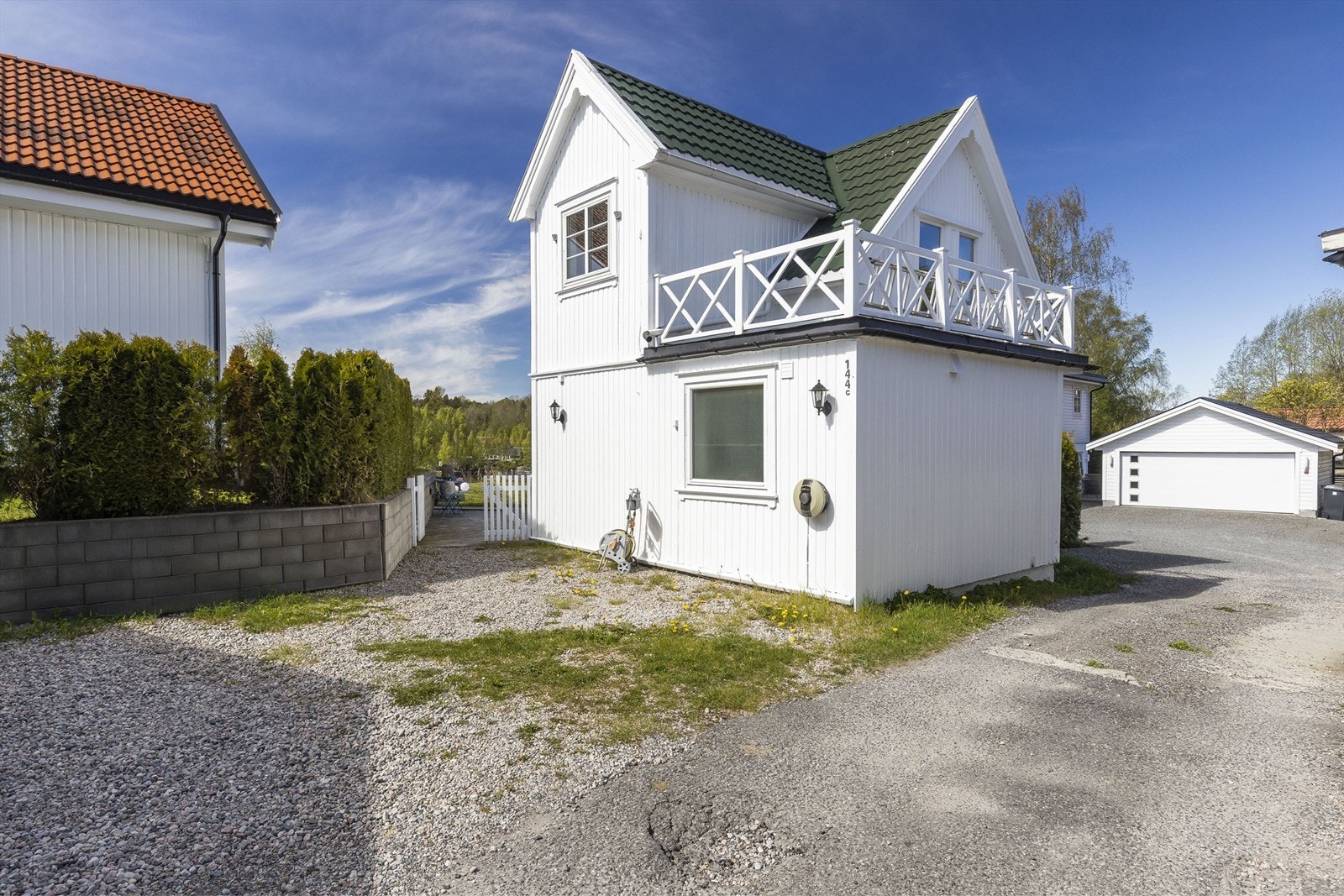 Blindgate inn til boligen og biloppstillingsplass. Galleribilde