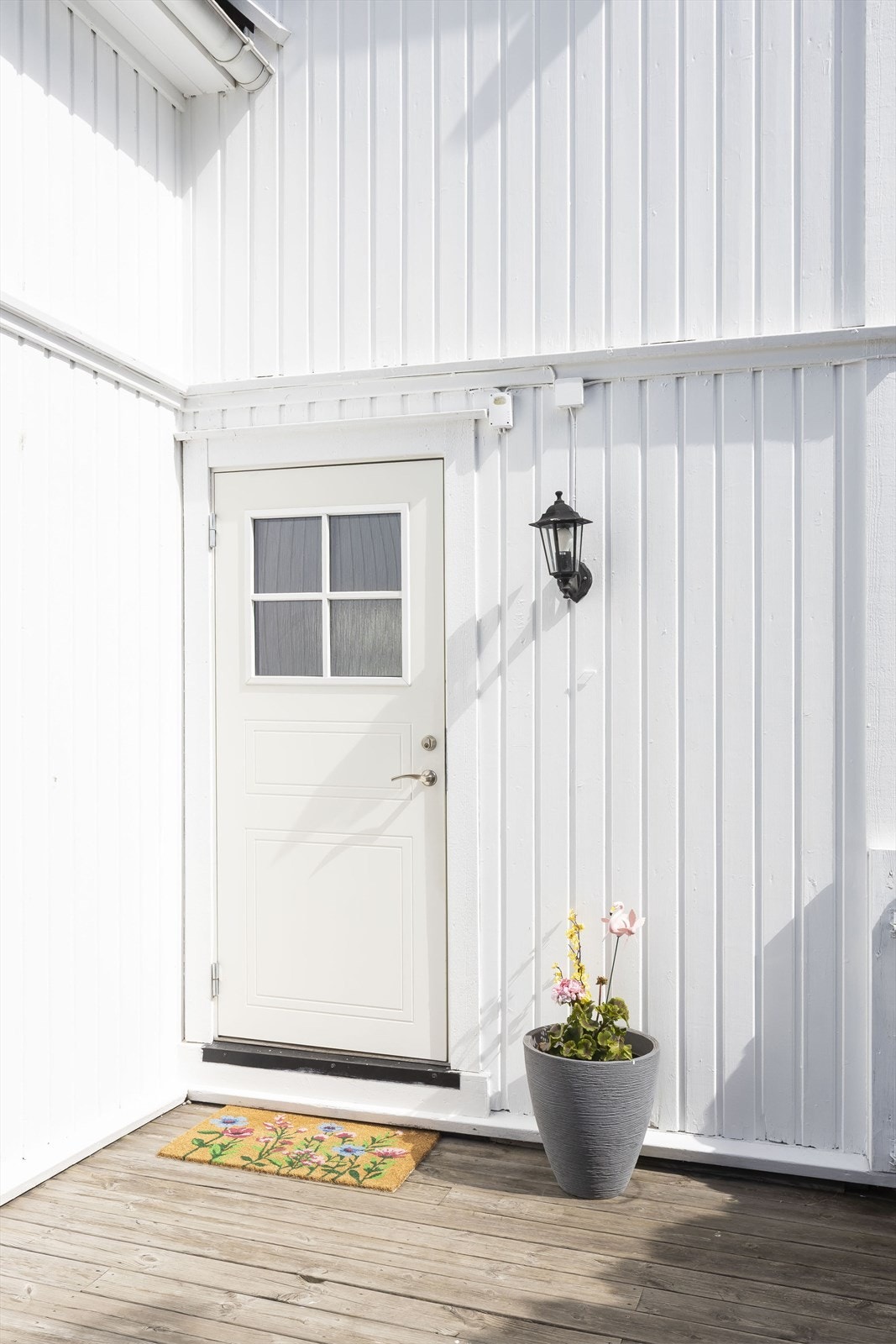 Hyggelig inngangsparti med verandabord. Galleribilde