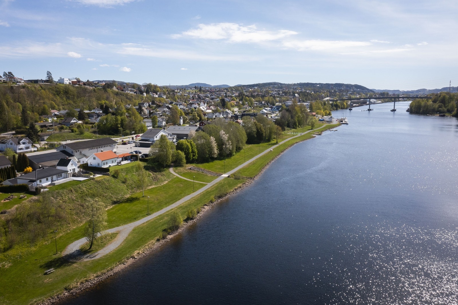 Skienselva som nærmeste nabo, her kan man se båtene kjøre forbi på sommeren. Foto: Danny Twang - 360 Panorama Galleribilde