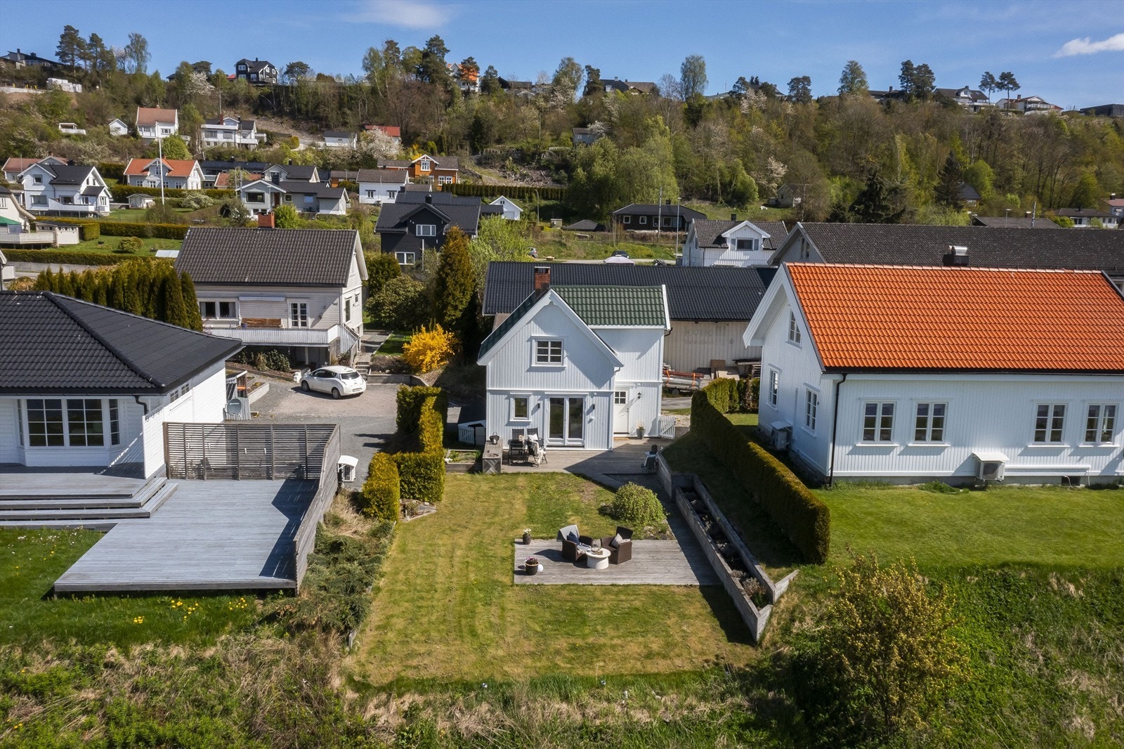 Boligen er på 68 kvm fordelt over 2 etasjer og inneholder blant annet entrè, stue/kjøkken, bad/vaskerom, samt 2 soverom. Galleribilde