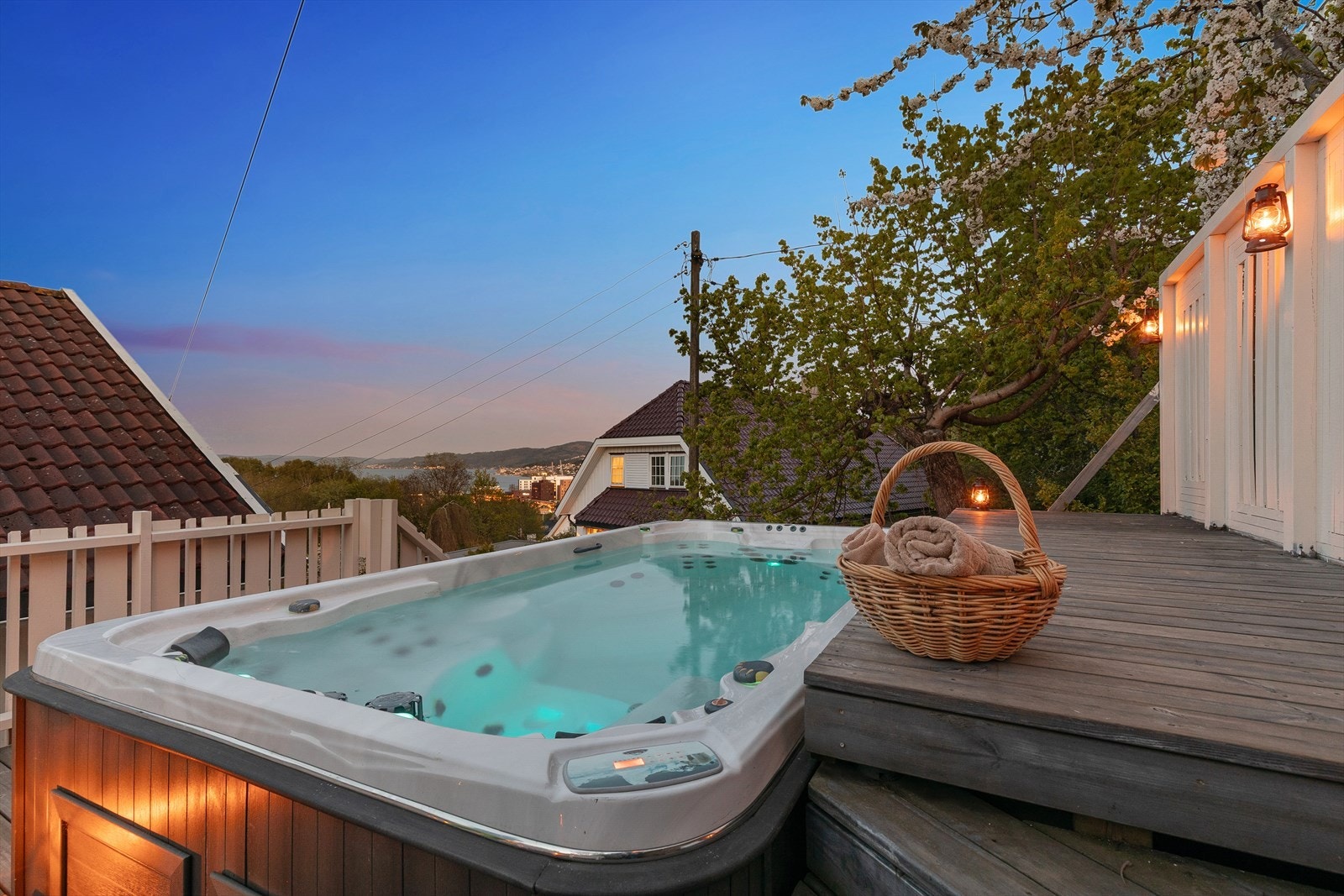 Flott opparbeidet tomt med flere fine uteplasser og soner med blant annet betong- og treplattinger. Bassenget er en Arctic Spa Ocean Swimspa - tilpasset nordisk klima Galleribilde