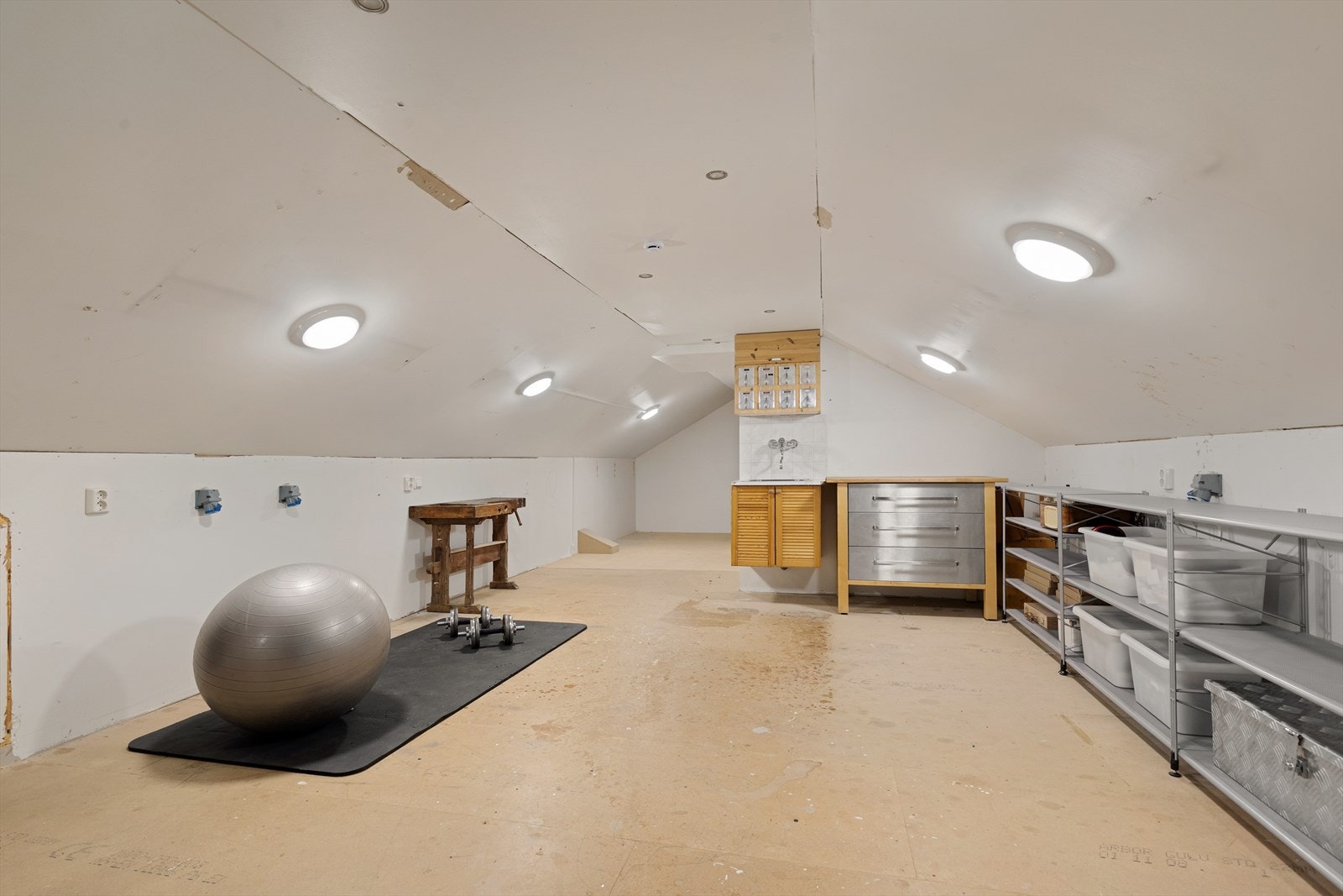 Meget innholdsrikt loft med blant annet egen vask og masse lagringsplass Galleribilde