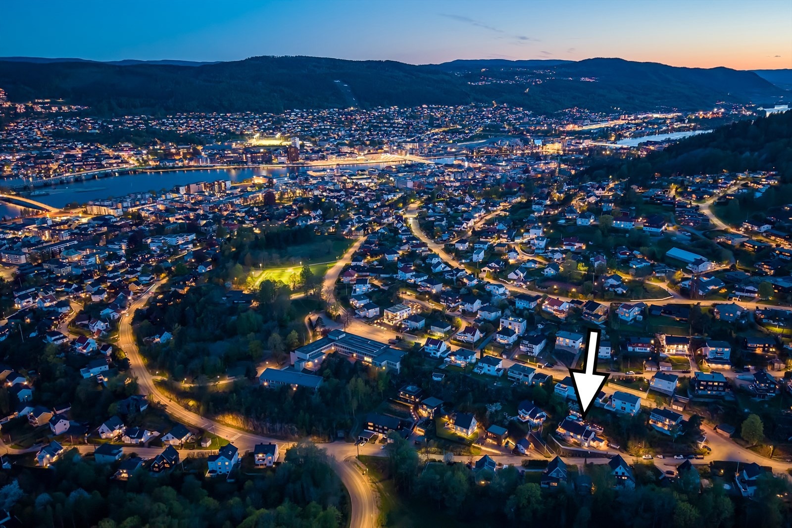 Drammen sentrum ligger bare en 5 minutters kjøretur fra boligen, og byr på et bredt utvalg av servicetilbud, butikker, caféer og restauranter Galleribilde